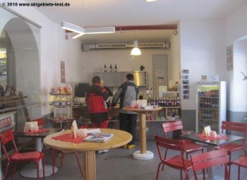 ´Jausenstation an der Talstation direkt neben dem Einstieg zur Seilbahn!