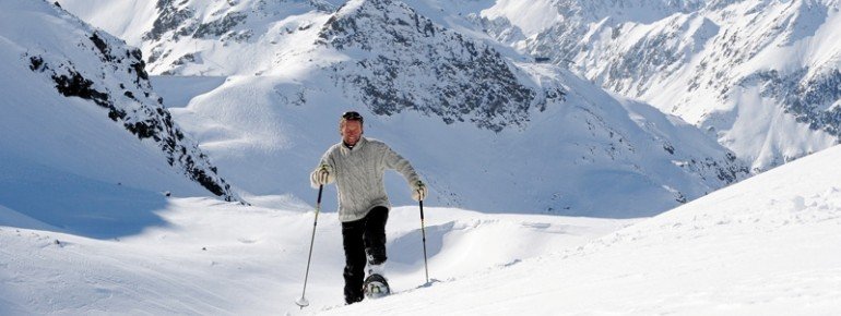 Wenn man abseits der präparierten Winterwege unterwegs sein möchte bieten sich Schneeschuhe als ideales Fortbewegungsmittel an.