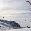 Auf dem Kleinen Sankt-Bernhard-Pass kann man sich im Snowkiten versuchen