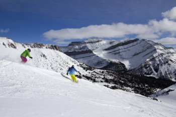 Skifahren mit atemberaubendem Ausblick und perfekten Schneebedingungen.