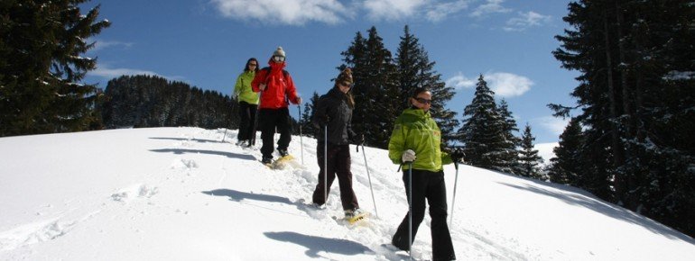 Auf Schneeschuhwanderungen kannst du die verschneite Landschaft erkunden.