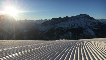 Im Rahmen des First-Track-Angebots könnt ihr die unberührten Pisten während des Sonnenaufgangs erleben.