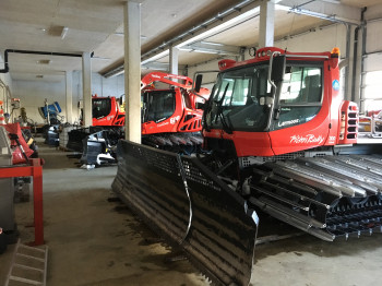 Blick in die moderne Pistenbully-Garage des Skigebiets.