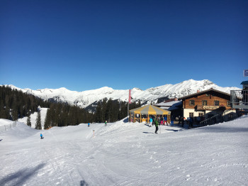 Auch an der Grubigalm gibt es eine Schirmbar.