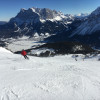 Breite Abfahrten mit traumhaftem Blick auf das Zugspitzmassiv erwarten Wintersportler am Grubigstein.