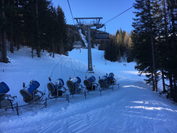 Über 100 Schneekanonen gibt es im Skigebiet. Viele von ihnen sind mobil und können an unterschiedlichen Stellen zum Einsatz kommen.