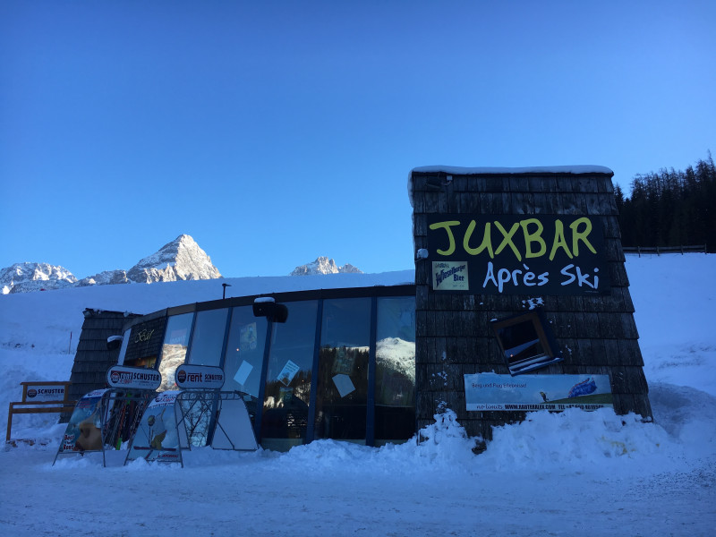 Die Juxbar liegt ebenfalls direkt am Parkplatz der Grubig-Gondelbahn.