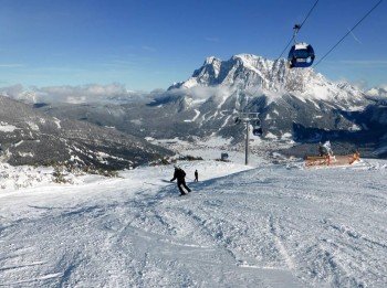 Bei der Bergstation der Grubigbahn II hat man die Wahl zwischen einer roten und einer schwarzen Abfahrt.