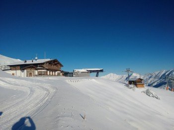 Das SB-Restaurant Grubighütte befindet sich an der Bergstation der Grubigbahn II am Fuße des Grubiggipfels.