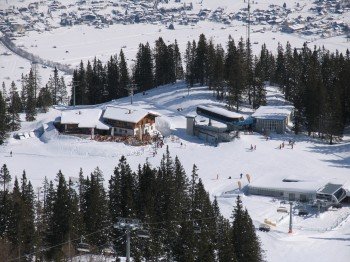 Diese Luftaufnahme zeigt die Grubigalm, auf der es sich wunderbar einkehren lässt. Sie liegt an der Talstation des 4er Sessellifts Gamsjet.