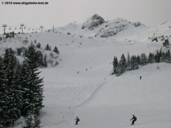 Blick auf die blaue Piste 24 (rechts) und die parallel verlaufende rote Piste 29 in Richtung Le Pleynet!