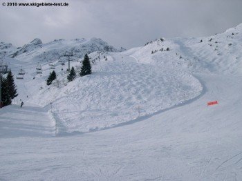 Sehr schön: Bei ausreichender Schneelage findet man Naturbuckelpisten neben den Abfahrten!