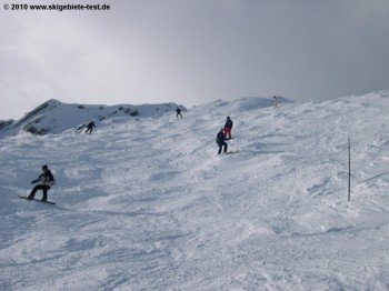 Blick auf die anspruchsvollste Piste im Skigebiet: Permanente Buckelpiste Plan du Pra!