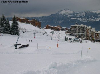 An den Talstationen wie hier in Prapoutel gibt es Essen und Trinken, aber keine Après Ski Stimmung!