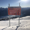 Schilder helfen im Skigebiet bei der Orientierung.