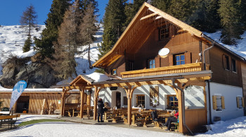 Die Naturfreundehütte liegt etwas abseits der Piste.