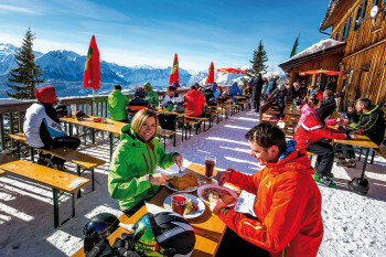 Genuss aus der Sonnenterrasse: Essen und Trinken am Loser in Altaussee.