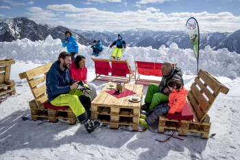 Die Loseralm: Gemütlich beisammen sitzen, hervorragend schmausen und den Traumblick auf das Ausseerland und den Dachstein genießen.