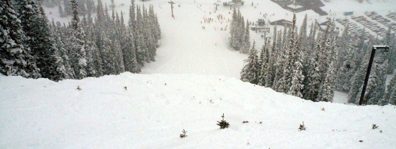 Cat’s Meow-Piste mit Blick hinab zu den Anlagen im Loveland Basin