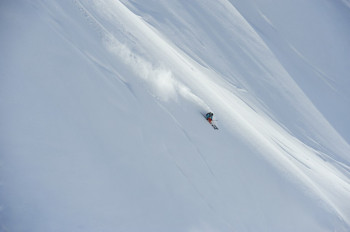 Genieße die unberührte Winterlandschaft beim Freeride.