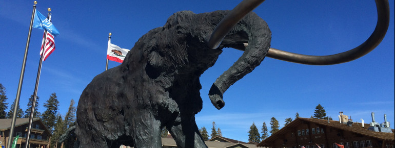 Das eiserne Mammut ist das Wahrzeichen von Mammoth Mountain.