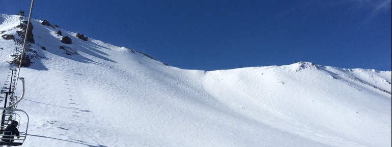 Blick von Chair 23 auf die schwarze Abfahrt Scotty's, die von Freeride Hängen flankiert wird.