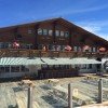 Einen Hauch von europäischem Après Ski gibt es im Yodler an der Talstation Main Lodge. Hier wird bayerisches Essen und Bier serviert.