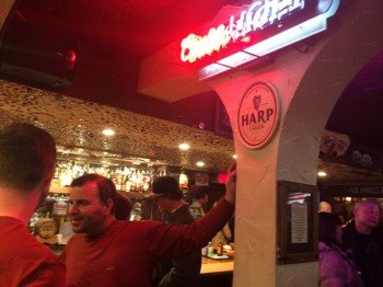Abends im Clocktower Cellar: hier hast Du die Wahl aus 75 Biersorten und über 160 Whiskeys