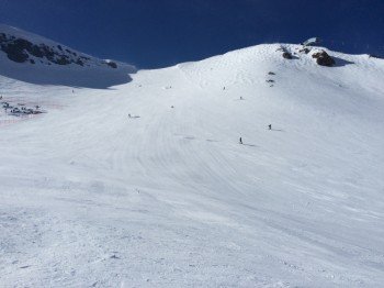 Perfekt präparierte Piste Cornice Bowl, flankiert von den Freeride Hängen Dropout Chutes.