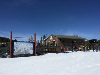 Schöne Sonnenterrasse: Das Outpost Café an der Talstation von Chair 13.