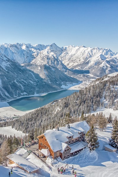 unmittelbar neben der Berfgstation liegt die Erfurter Hütte