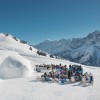 Bei der White Lounge am Ahorn laden Liegestühle zum Entspannen ein.