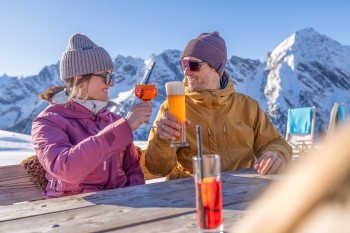 Einkehren und die Sonne genießen, kannst du unter anderem an der White Lounge am Ahorn.
