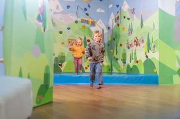Austoben und Aufwärmen können sich Kinder in der ArlbertAdler SpieleWelt.
