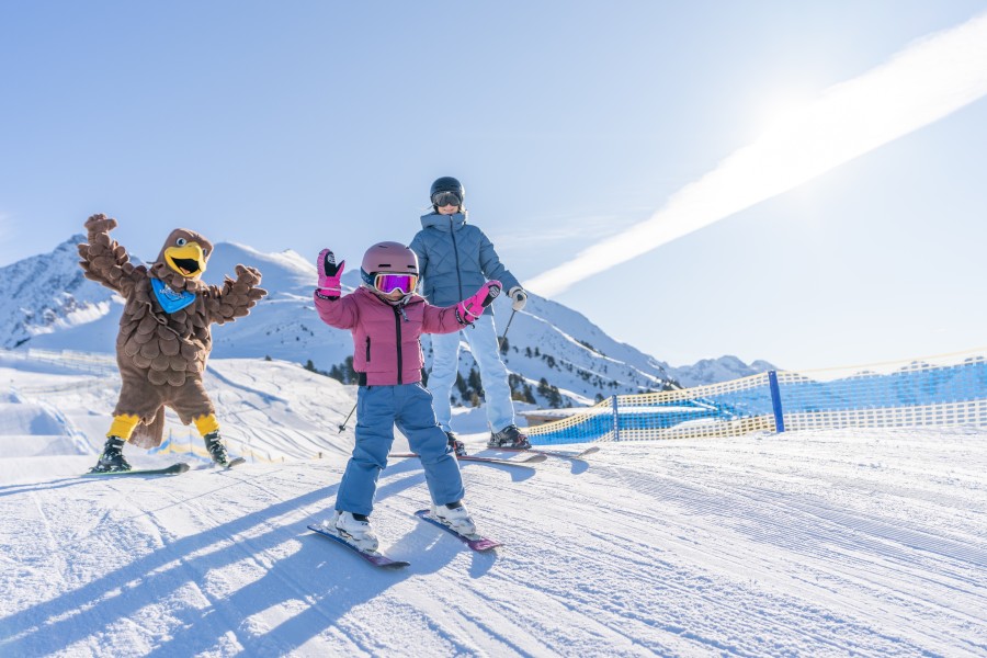 Maskottchen AlbertAdler ist wieder live und in Farbe am Ahorn und am Penken unterwegs!