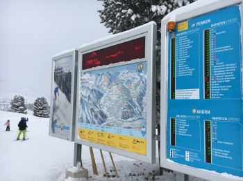 Groß und informativ sind die Infotafeln, die überall verteilt an den Liftstationen im Skigebiet stehen.