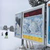 Groß und informativ sind die Infotafeln, die überall verteilt an den Liftstationen im Skigebiet stehen.