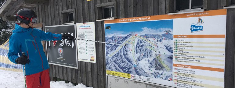 Infotafeln helfen den Skifahrern und Snowboardern an jeder Bergstation weiter.