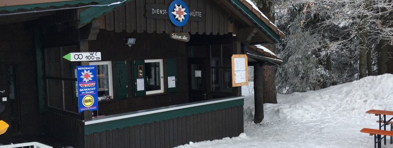 Die Bergwachthütte am Almberg. Dort befindet sich auch eine Schneebar.