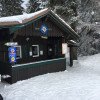 Die Bergwachthütte am Almberg. Dort befindet sich auch eine Schneebar.