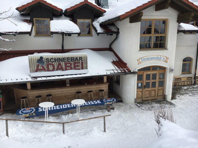 Eine der Einkehrmöglichkeiten: Die Firmianstubn am kleinen Almberglift samt Schneebar.