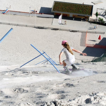 Die 30 Slalomtore bieten eine gute Trainingsmöglichkeit für die Meisterschaften im Sandskifahren und Sandboarden.