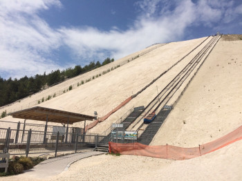 Eine moderne Liftanlage befördert Gäste auf den 150 Meter hohen Berg.