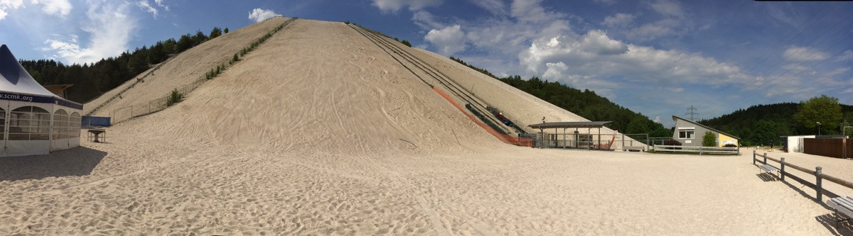 30 Millionen Tonnen Quarzsand ermöglichen das Skifahren im Sommer.