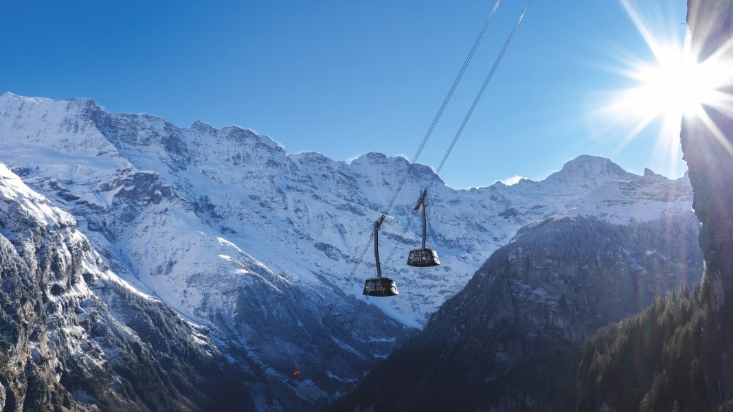 Die steilste Seilbahn der Welt schafft eine direkte Verbindung zwischen dem Lauterbrunnental und dem Bergdorf Mürren.