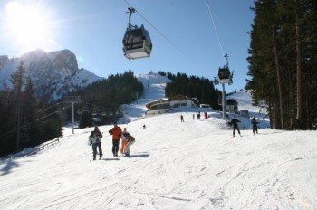 Im Muttereralmpark erholen sich die Innsbrucker am Wochendende. Hier gibt es alles was das Herz begehrt - von präparierten Pisten über Rodelbahnen bis hin zu einem Fun -und Kiddiespark!
