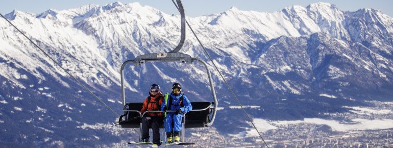 Diesen tollen Ausblick über die Tiroler Landeshauptstadt Innsbruck und das Inntal sowie auf die Nordkette erhält man im Skigebiet Muttereralmpark.