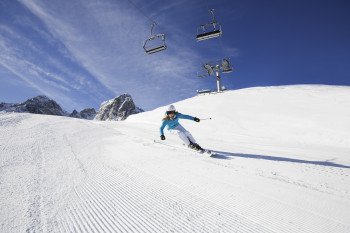 Das Skigebiet Muttereralmpark in Tirol bietet 16 präparierte Pistenkilometer sowie 5 moderne Liftanlagen.