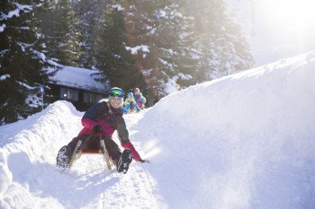 Zwei Rodelbahnen mit insgesamt 8 Rodelkilometern warten auf Wintersportler im Skigebiet Muttereralmpark in Tirol.