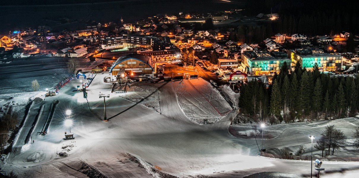 Auf der längsten (2,2 Kilometer) und breitesten Flutlichtpiste der Alpen werden auch abends die Hüften geschwungen.